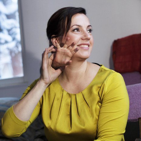 Unna Lehtipuu, 47, on World Visionin viestintäjohtaja, yrittäjä ja bloggari. Hän asuu Espoossa puolisonsa sekä 6-, 8-, 13- ja 16-vuotiaiden lastensa kanssa. "En tunne tarvetta miettiä tulevaisuutta. Ajattelen, että luetaan ensin tämä kappale loppuun. Olisi sääli harppoa kiireellä seuraavaan."