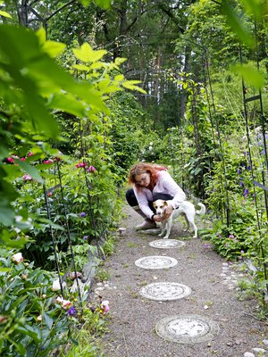 Sanna Tallgren jäi leskeksi vasta 27-vuotiaana. Puutarhan rakentamisesta tuli hänelle entistäkin tärkeämpää miehensä kuoleman jälkeen.