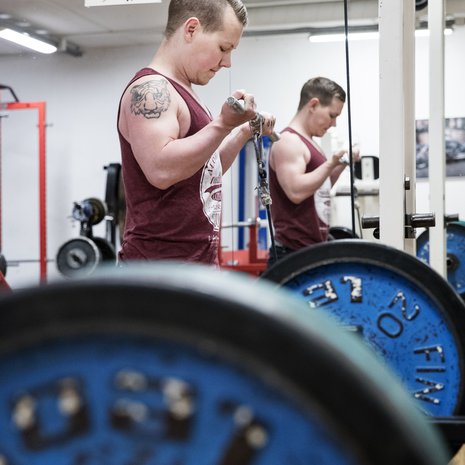 Äidin kuoltua koulunkäynti jäi, mutta salille Christian jaksoi lähteä. "Tuntui, että painojen nosteleminen oli ainoa asia, jossa oli järkeä."