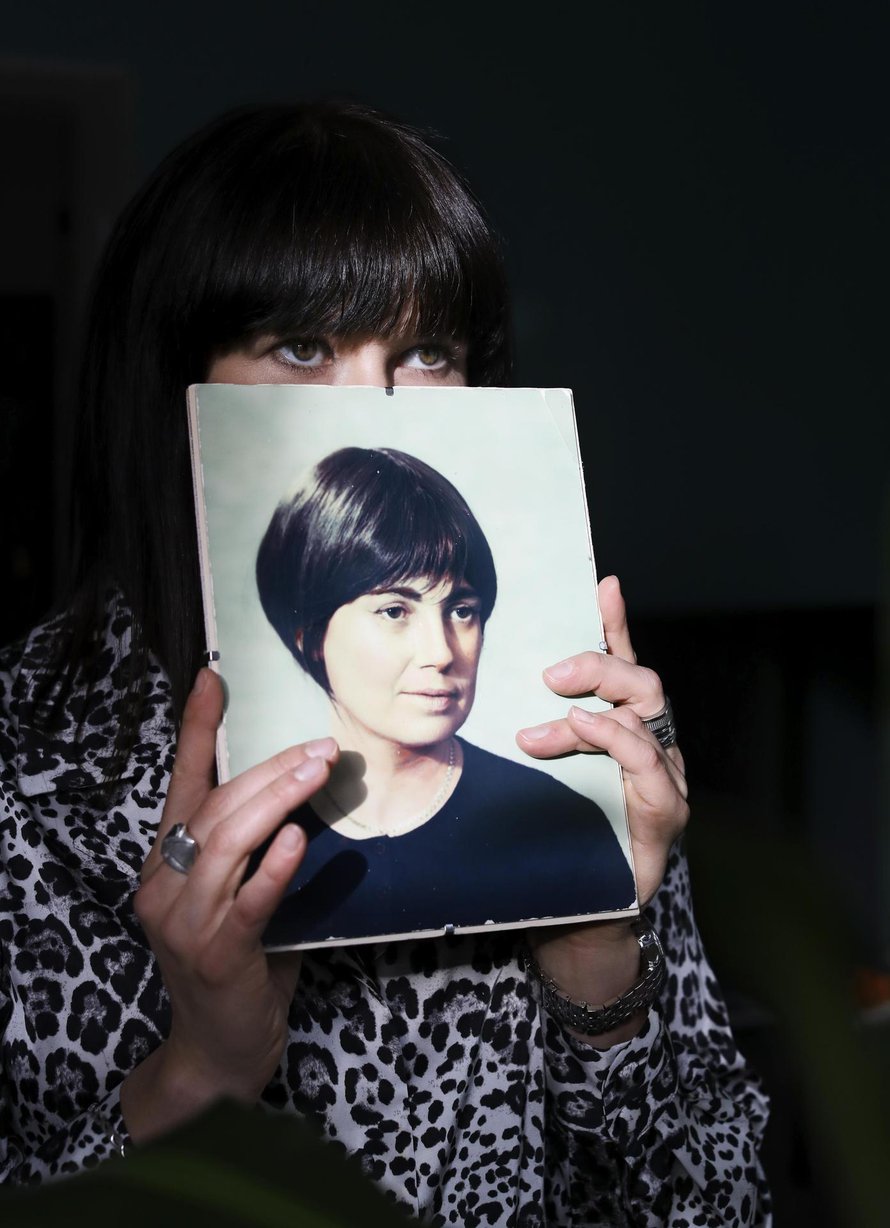 Kuin kaksi marjaa. Heidin kirjahyllyssä on kuva isän äidistä Marjasta.