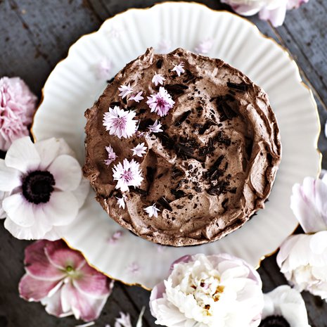 Vegaaninen suklaamoussekakku on niin herkullista, että sitä kannattaa tehdä koko porukalle. 