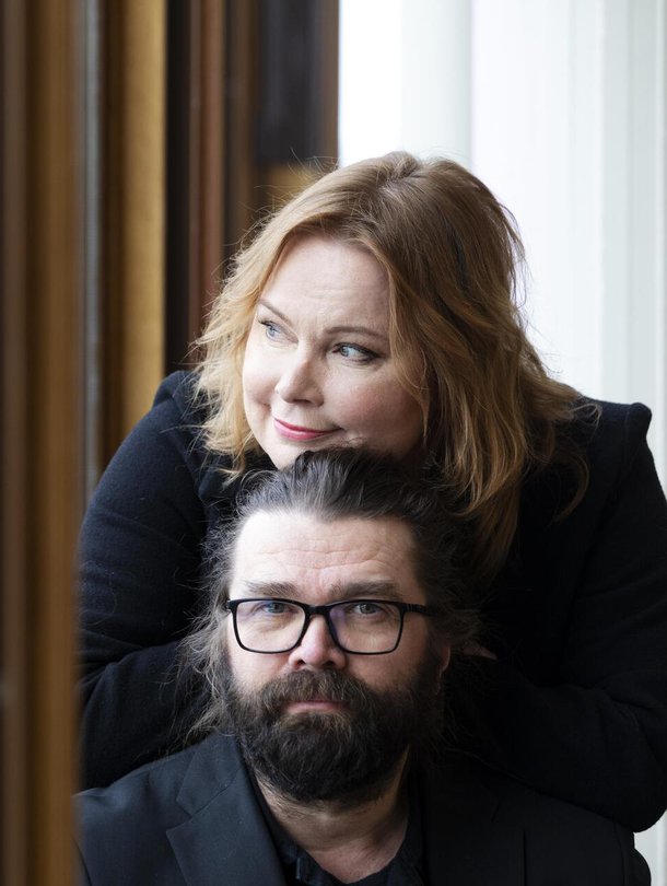 Niina Repo-Kouki ja Mikko Kouki tapasivat vuonna 1996. ”Mikko näki minussa hyvän vaimoehdokkaan, josta löytyivät kaikki laatuominaisuudet.” ”Ninnillä oli jääkaapissa viisi avattua margariinirasiaa ja nurkissa kuolleita huonekasveja. Siitä oivalsin: tässäpä täydellinen puoliso minulle.”