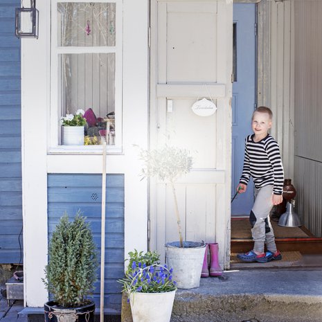 ”Kun harkitsimme autiotalon ostamista, joku kyseli, olemmeko ihan tasapainoisia. Toiset iloitsivat, että vihdoin talo puretaan. Läheiset kyllä tiesivät, että kun johonkin ryhdyn, vien sen loppuun”, Julia Immonen muistelee. Wäinö-poika on mielissään, kun vanhassa talossa ei tarvitse koko ajan varoa.