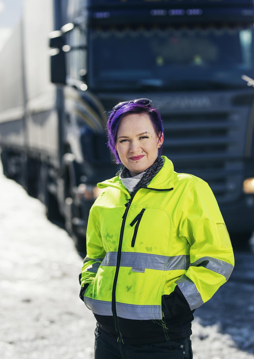 Sini-Meri Kaivola on 29-vuotias rekkakuski, joka asuu Heinolassa neljän lapsensa kanssa. Hän on aina pitänyt autoista ja harrastanut rokkirallia eli kilpa-ajoa liikenteestä poistetuilla autoilla.
