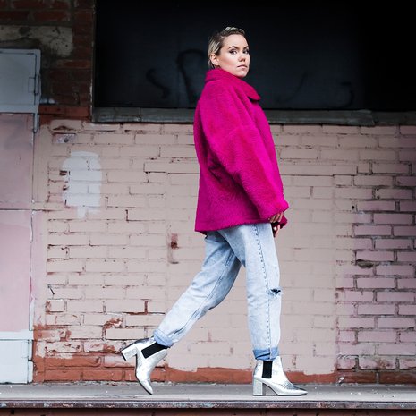 Sara Melleri oli Teatterikorkeakoulun pääsykokeissa, kun hänen isänsä Arto Melleri kuoli. Sara selvitti kokeet surusta huolimatta ja pääsi opiskelemaan. ”Varmaan sitä vain halusi kouluun ja teki parhaansa. Olen tiennyt hyvin pienestä saakka, että haluan näyttelijäksi.”