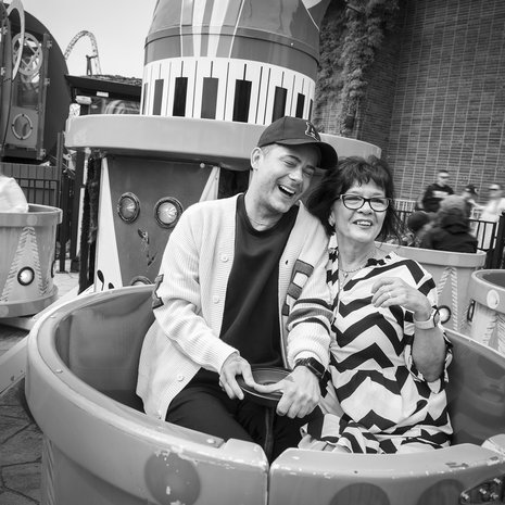 Reissu Linnanmäelle oli Nikon lapsuudessa hänen ja Outi-äidin jokakesäinen perinne. Huvipuiston pyörteissä murheet unohtuivat hetkeksi.