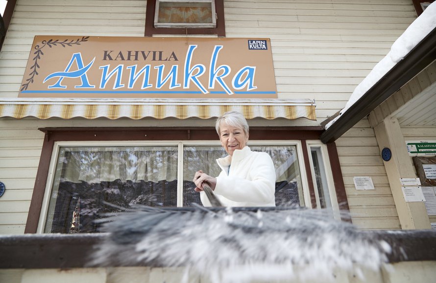 Moni on sanonut Annukalle, että metsässä asut. Annukka on vastannut, että meneehän tuossa tie kahteen suuntaan.