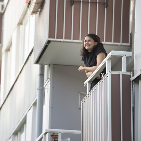 Kun kaupan myyjä alkaa puhua Aishille englantia, hän huomaa joskus puhuvansa englantia takaisin.