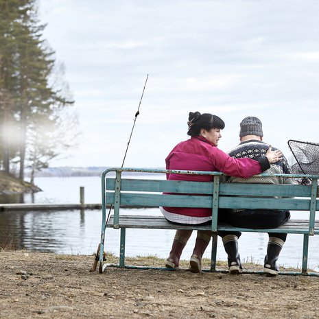 Kesäisin Laila, 56, ja Matias, 33, käyvät Pielisjoen rannalla kalastamassa joka päivä. ”Joskus mietin, onko Matiaksen tylsä olla aina kahdestaan mamman kanssa. Hän on kuitenkin aikuinen mies”, Laila sanoo.
