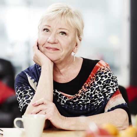 Margareetta Tenhunen, 63, on eläkkeellä oleva päiväkodinjohtaja. Hän asuu Helsingissä ja herää arkiaamuisin vasta yhdeksän jälkeen. Hän puhuu mielellään ja paljon, mutta osaa myös kuunnella.