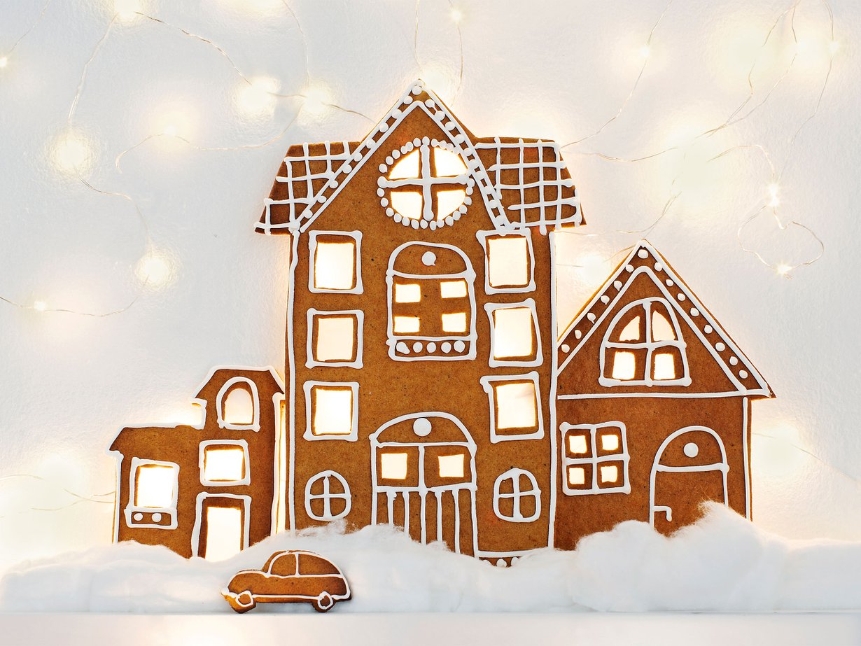 Kiinnitä valosarja seinälle tauluhyllyn yläpuolelle tai aseta valot hyllylle aivan seinän viereen. Asettele piparitalojen julkisivut hyllylle niin, että ikkunoista tuikkii valo. Viimeistele asetelma pumpulilla, parkkeeratulla autolla tai vaikka kotiin palaavalla talonväellä.