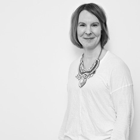 Psykologi ja psykoanalyytikko Anna Collander asuu Helsingissä. Anna raivaa yksinololle aikaa aina, kun pystyy.