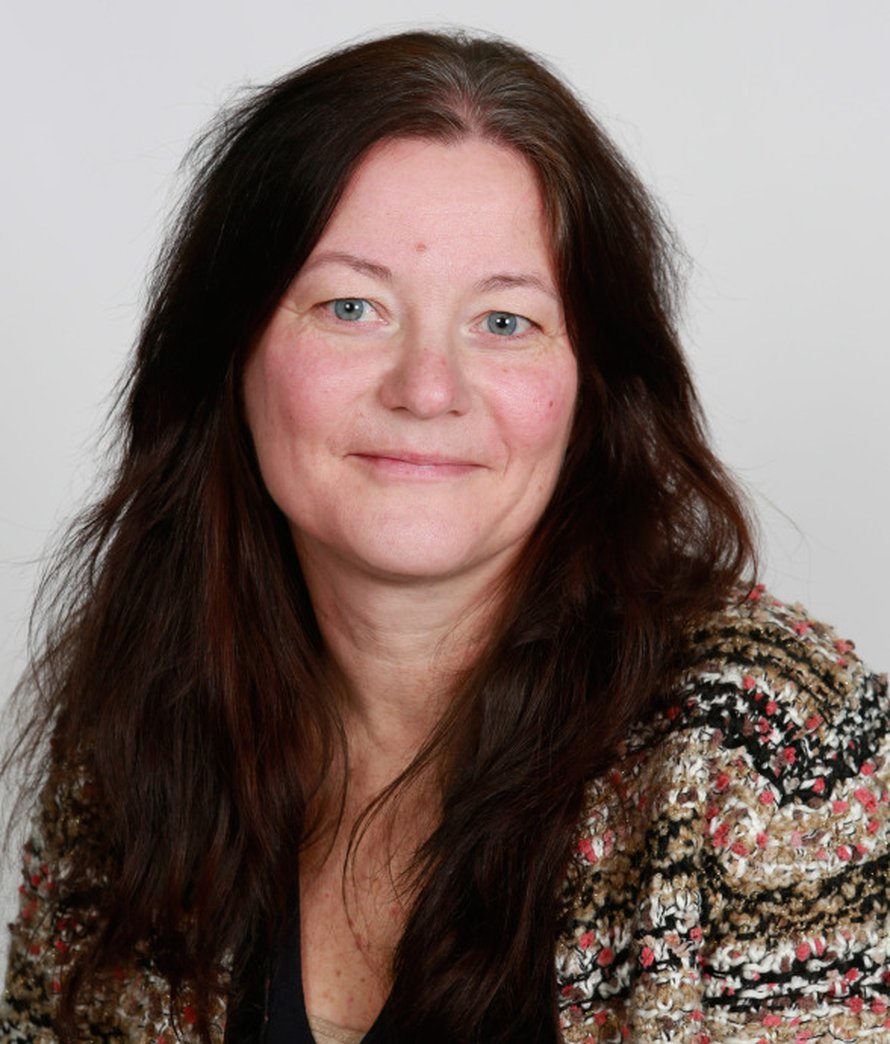 Marjo Hellberg ennen. Arkimeikiss&auml; Marjo oli aiemmin k&auml;ytt&auml;nyt vain ripsiv&auml;ri&auml; ja puuteria. H&auml;nell&auml; on luonnonkiharat hiukset, joita h&auml;n ei arkena juuri laita.