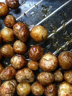 Ihan pienet varhaisperunat rakastavat uunissa kypsentämistä.