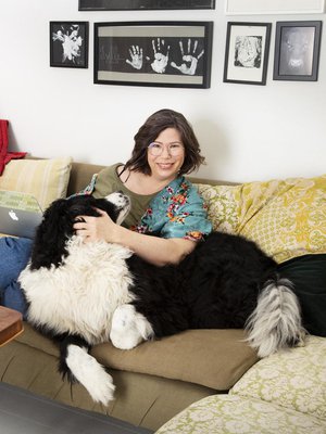 Prisca Leclerc asui kolmivuotiaaksi asti Pariisissa ja muutti sitten äitinsä kanssa Helsinkiin. ”Kun menin Helsingissä päiväkotiin, olin hetken vaikeuksissa ja ulkopuolinen, sillä en osannut puhua suomea. Ranskalainen isäni ja suomalainen äitini olivat olivat puhuneet minulle ranskaa.” Sylissä Myrsky-koira.