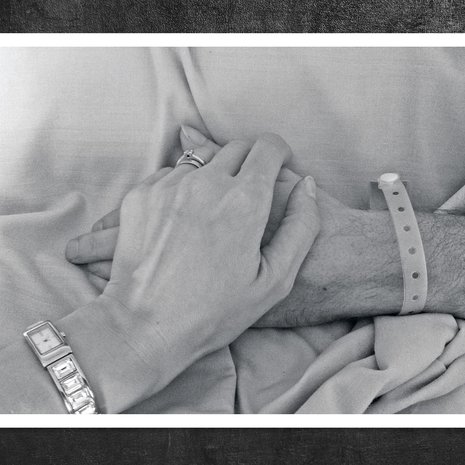 Tässä kuvassa on Kimmon käsi. "Kerroin hänelle, että tänään alkoi kesäloma. Kimmo oli tajuton, mutta silmistä alkoivat valua kyyneleet,” vaimo Maarit muistaa.