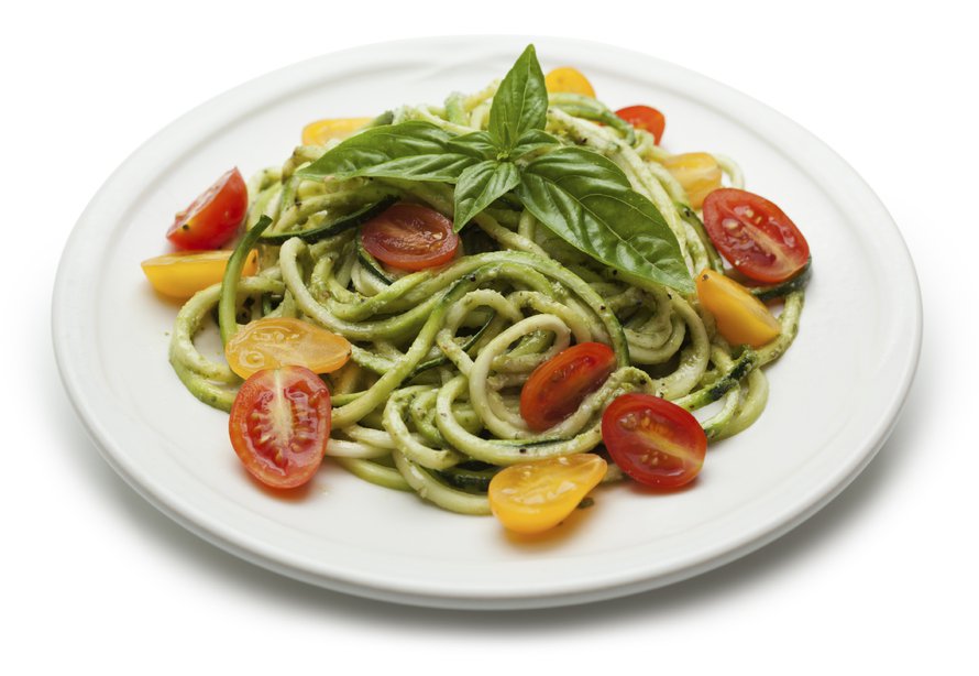 Pesto, basilika ja tuoreet tomaatit ovat spagetin ylimpiä ystäviä.