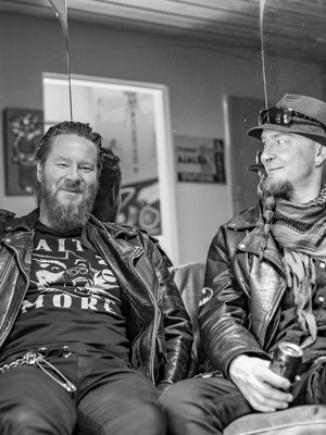 Jouni Hynynen, 48, on Kotiteollisuus-yhtyeen laulaja, kitaristi ja sanoittaja. Hänen veljensä Janne Hynynen, 43, aloitti tosissaan soittamisen jo ennen isoveljeään. Janne pitää levykauppaa Lappeenrannassa ja soittaa bändeissä.