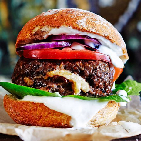 Mehevä syysburgeri syntyy savujuustolla täytetyistä hirvipihveistä ja raikkaasta piparjuurikastikkeesta.