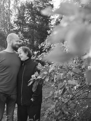 Jos Touko ei vastaa puhelimeen, Anne-äiti jättää soittopyynnön. Touko soittaa aina takaisin.