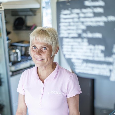 Anne Tynkkynen, 52, pyörittää omaa torikahvilaa Lappeenrannassa. Hän asuu Imatralla omassa kodissaan ja Lappeenrannassa avomiehensä Ilkan kodissa. Anne rakastaa Ilkan lisäksi poikaansa Santeria, omaisiaan, ystäviään, matkustelua ja kotona puuhastelua.