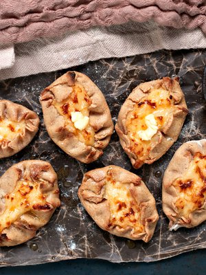 Sipaisu voisulaa pintaan riittää, sillä taikinakuori on parhaimmillaan uunilämpimänä ja rapeana. Älä siis upota näitä piirakoita voisula-vesiseokseen.