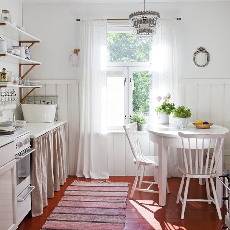 Keittiö oli aluksi maalattu lattiasta kattoon punaiseksi. Kirsi maalasi seinät valkoiseksi ja vaihtoi seinäkaapit avohyllyihin. Räsymatto löytyi ullakolta.