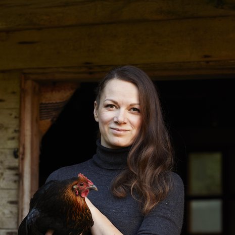 Pikkutyttönä Katrilla oli oma kukko, jonka nimi oli Edi Håkan. Se karkasi kerran metsään, mutta löytyi sitten kuusen oksalta. Nyt Katrilla on taas kukko ja kanoja. Syliin rauhoittui Varpu-kana.