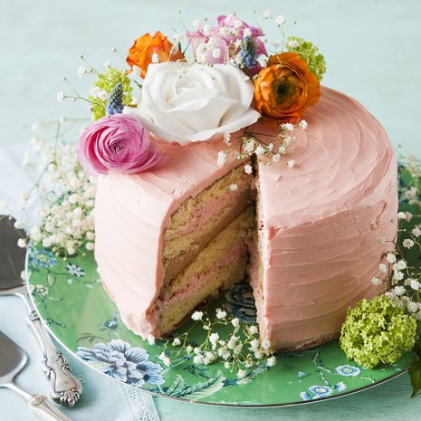 Aitojen kukkien koristama vaniljakakku lupaa makeaa mahan täydeltä: täytteessä maistuvat sitruuna, suklaa ja vanilja.