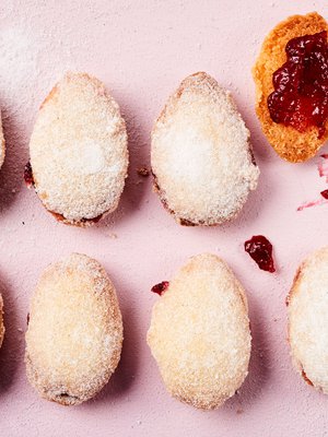 Vanhat jälkiruoka- ja kahvilusikat sopivat lusikkaleipien tekemiseen parhaiten, koska niiden pesä on melko syvä.