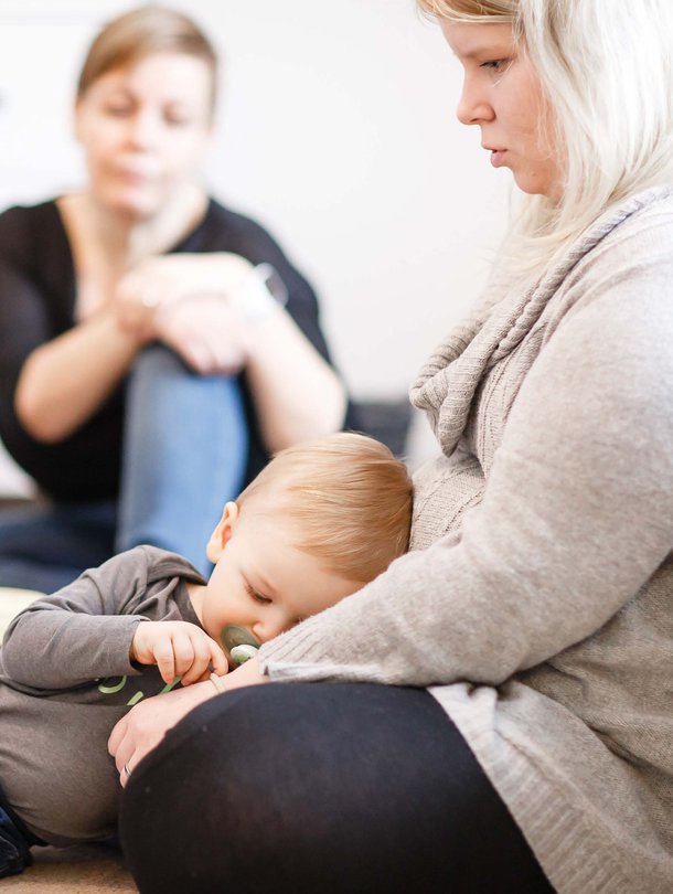 Raskausaikana Eveliina Savinainen luki paljon vauvanhoidosta. Silti arjen raskaus tuli yllätyksenä. perhetyöntekijä Katja on auttanut päivärytmin löytämisessä.
