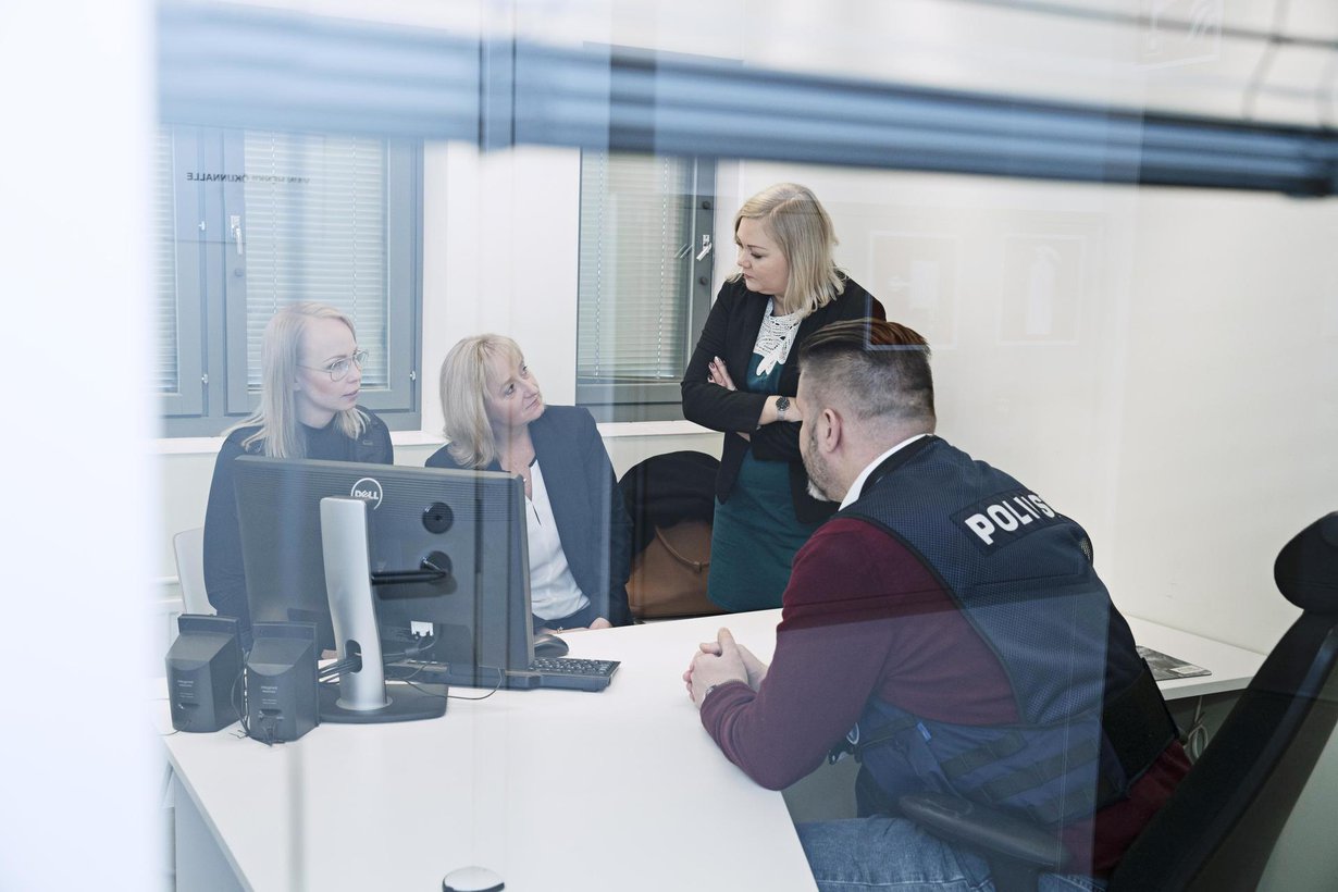 Ninan (toinen vasemmalta) tiimin vastaanottamat nettivihjeet voivat auttaa Keskusrikospoliisia jäljittämään seksuaalirikosten tekijöitä. Nyt on menossa kokous Keskusrikospoliisin Marfa Raipelan (vas.) ja Mikko Veijalaisen kanssa. Mukana myös Ninan kollega Hanna-Leena Laitinen.