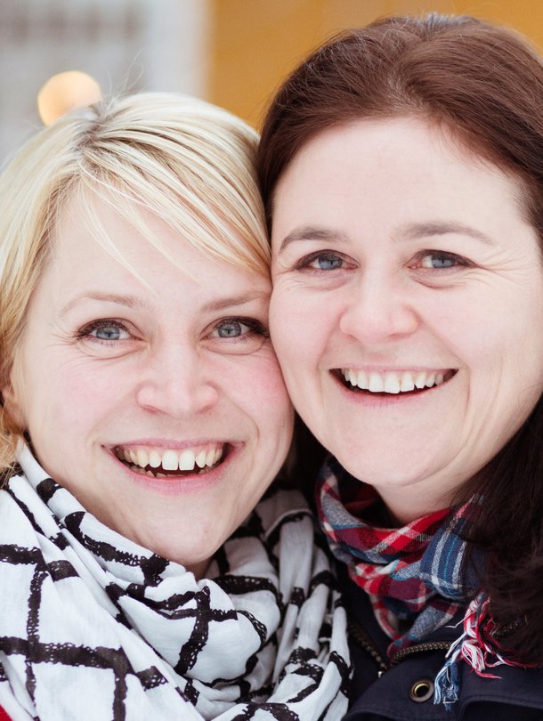 Anna-Maria Helsing (oikealla) on aina kuulunut vähemmistöihin: Jehovan todistajiin, heistä eronneisiin, naiskapellimestareihin, suomenruotsalaisiin. Nyt hän elää uusperheessä Anithan kanssa. ”Olen minoritetsproffs, vähemmistöammattilainen”, Anna-Maria sanoo ja nauraa.