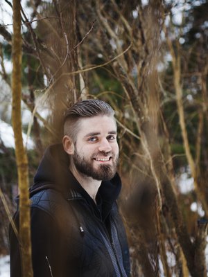 ”Lapsena olin hyvä esittämään kiltin pojan roolia. En kertaakaan kapinoinut vanhempia vastaan ennen kuin päätin muuttaa kotoa ja aloittaa uuden elämän”, Jani sanoo.