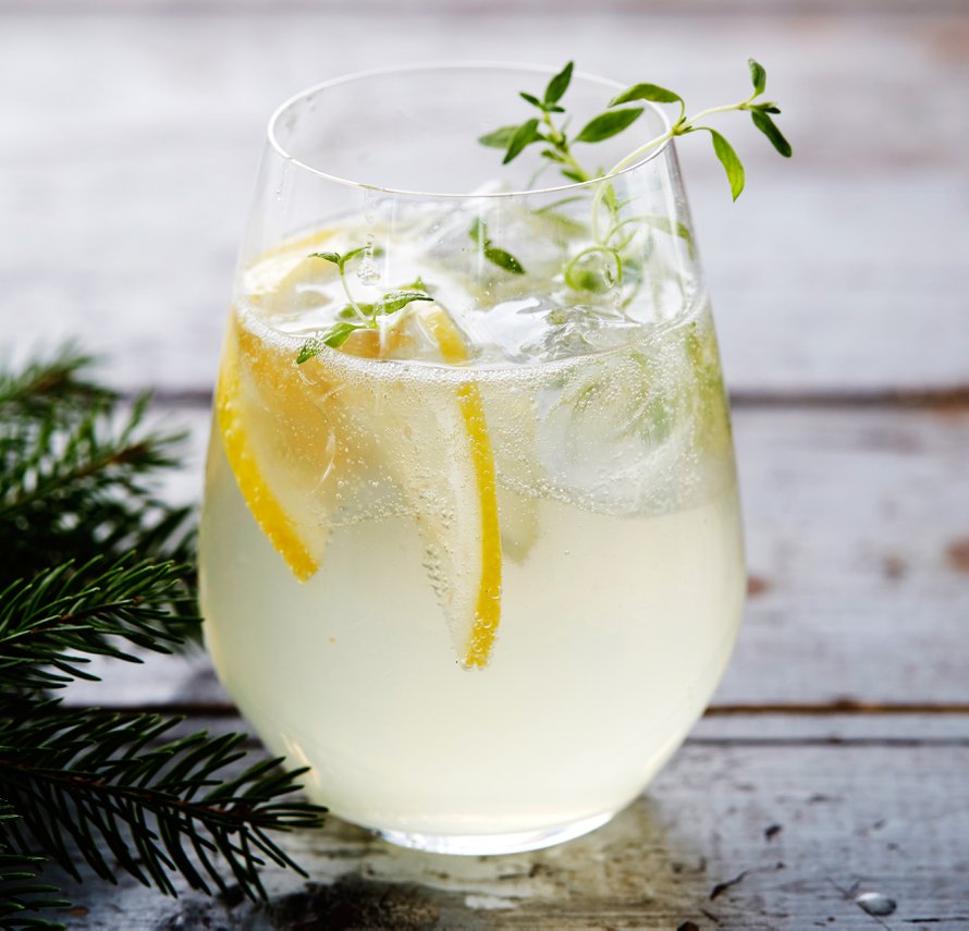 Kylmä drinkki ei syö joulun kuormasta. Tässä lasillisessa maistuu vuoden 2018 Blossa-glögi.