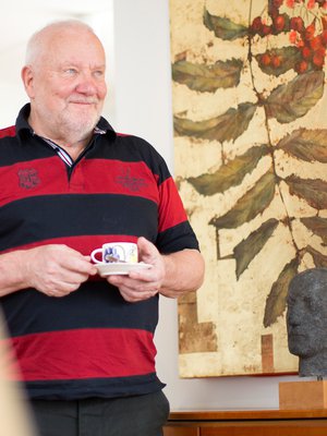 75-vuotias eläkkeellä oleva hydrologi Veli Hyvärinen asuu Helsingissä. Hän luonnehtii itseään kauneuden riivaamaksi. 