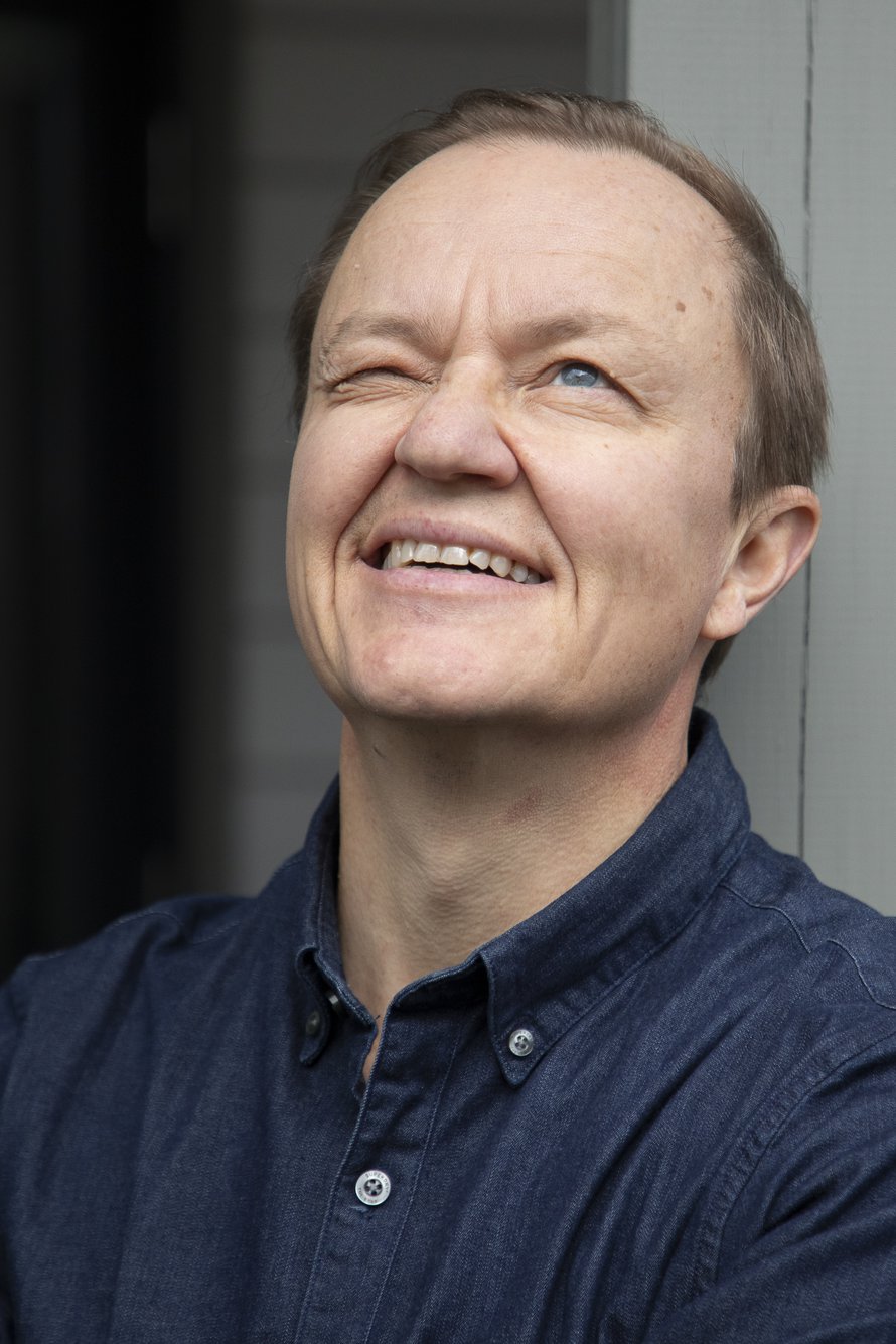”Ei hirveenä kannata kaikesta nipottaa. Ei elämä niin vakavaa ole. Ei ole mittään hättää.” Näyttelijä Mika Nuojua, KK22/2022