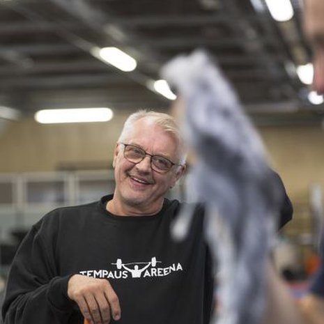 Matti Vestman harjoittelee osa-aikaeläkeläisen arkea. Helppoa se ei hänen mukaansa ole, koska koko ajan olisi kaikenlaista kiinnostavaa tekemistä, eikä Matti ole kovin hyvä pysymään paikoillaan. 