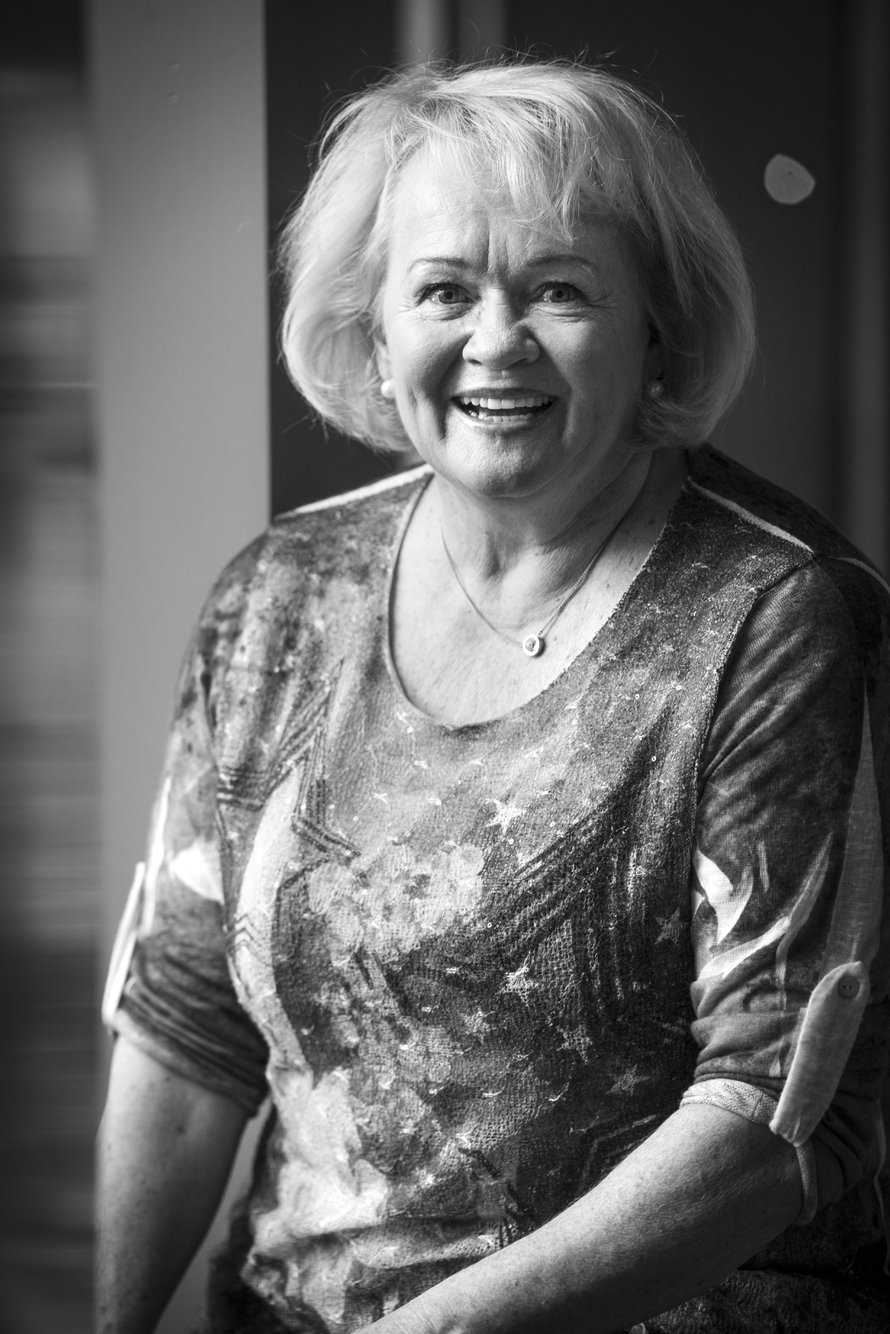 Eeva-Leena Pokela on 65-vuotias professori, muusikko ja juontaja. Hän työskenteli yli 30 vuotta Sibelius-Akatemiassa musiikkikasvatuksen lehtorina. Eeva-Leena aloitti uransa lapsitähtenä muusikkovanhempiensa Marjatta ja Martti Pokelan kanssa. Hän asuu Helsingissä ja on naimisissa erikoishammaslääkäri Christian Nymanin kanssa.