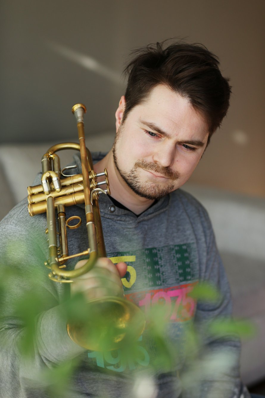 Trumpetisti Verneri Pohjola tulkitsee kesäkuun alussa ilmestyvällä Pekka-levyllään isänsä, basisti Pekka Pohjolan musiikkia.