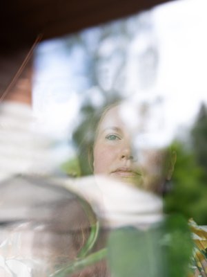 Sini on tuntenut koko aikuisikänsä syyllisyyttä isänsä rikosten takia. ”Olen halunnut auttaa huumeriippuvaisia ja tuoda kirjoittamalla esiin heidän näkökulmaansa.” 