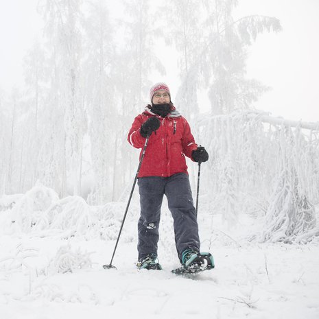 ”Mieheni sanoo, että vaimo häviää lumikengät jalassa metsään ja tulee tyytyväisenä takaisin”, Johanna Ovaska kertoo.