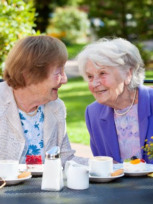 Diakoninen vanhustyö yrittää tavoittaa myös ihmiset, jotka jäävät palveluiden ulkopuolelle. ”Työ on haastavaa, koska monet yksinäiset vanhukset ovat yksin kotona. Heillä ei välttämättä ole kontakteja kodin ulkopuolelle. Miten heidät sieltä tavoittaa?” miettii diakoni Noora Rajala.
