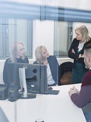 Ninan (toinen vasemmalta) tiimin vastaanottamat nettivihjeet voivat auttaa Keskusrikospoliisia jäljittämään seksuaalirikosten tekijöitä. Nyt on menossa kokous Keskusrikospoliisin Marfa Raipelan (vas.) ja Mikko Veijalaisen kanssa. Mukana myös Ninan kollega Hanna-Leena Laitinen.