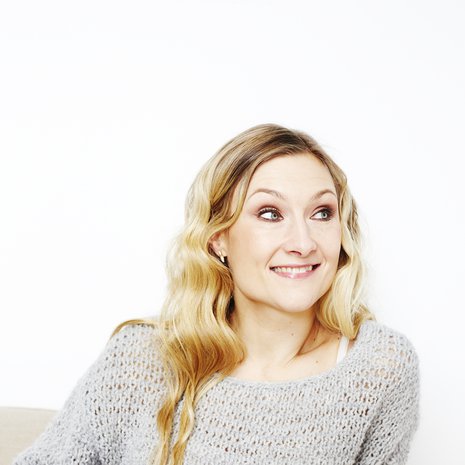 Kokki ja ruokatoimittaja Teresa Välimäki asuu Helsingissä ja pyörittää Helsinki Food Companya ja kesäravintola Super Bowlia ystävänsä Johanna Lindholmin kanssa. Hänen uusin ruokarakkautensa pavut.