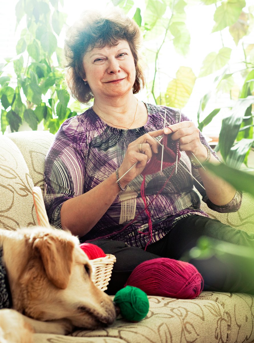 Ritva Kostilainen on 58-vuotias vantaalainen, joka neuloo sukkia ja hoitaa välillä tyttärensä koiraa.