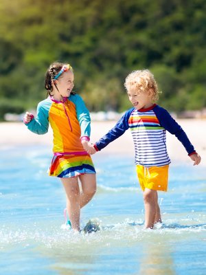 Vesi ja hiekka heijastavat UV-säteitä, joten UV-vaatteet voivat olla käytännöllinen valinta rantapäivälle.