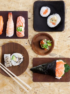 Sushien valmistaminen itse on yllättävän helppoa. Tee itse herkulliset nigirit, makit, gunkanit, californiat ja temakit.