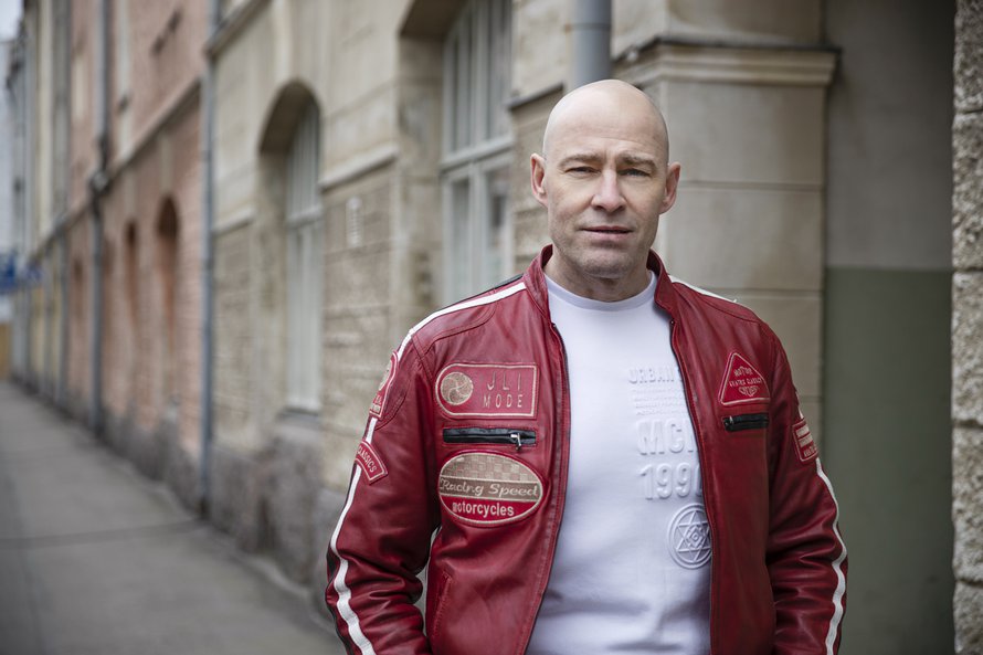 "Olen oppinut hyväksymään sen, että on ihmisiä, jotka pitävät minusta, jopa rakastavat. Mutta sisimmässäni en tajua sitä. On niin vaikea pitää itse itsestään."