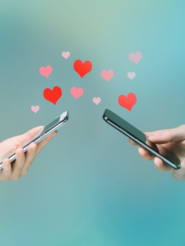 ”Nykypäivänä rakkauspuhe voi usein olla myös viestittelyä. Kirjoitettu teksti, jopa Whatsapp- tai Messenger-viesti, on aina vähän painavampaa kommunikaatiota kuin spontaani puhe. Viesti on jalostetumpi, sillä siinä ei ole turhia välisanoja”, parisuhdeasiantuntija Kaisa Humaljoki sanoo.